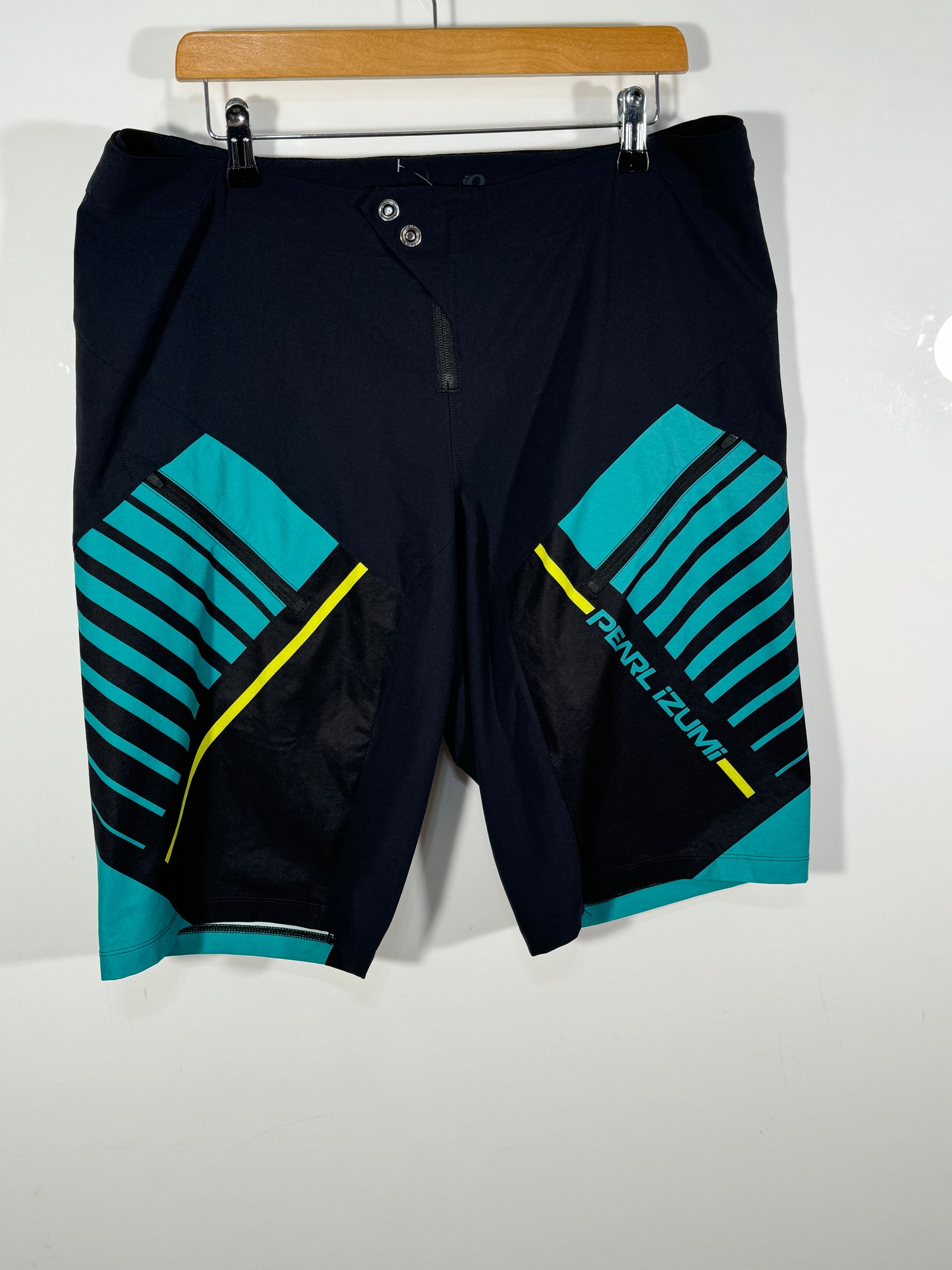 Pantaloni scurti Pearl Izumi marimea XL de barbat