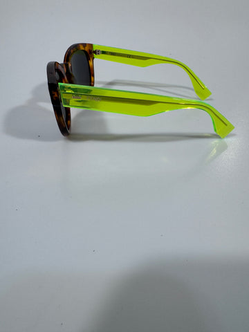 Ochelari de Soare Fendi (Damă) – Ramă Tortoise cu Brațe Neon