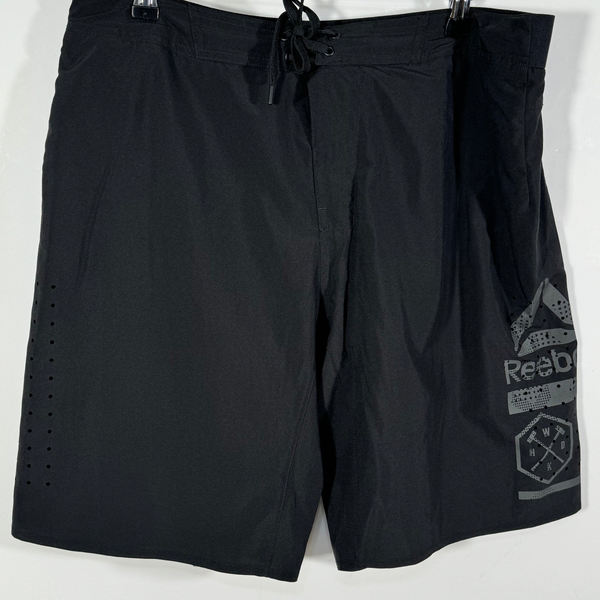 Pantaloni scurti/Short Reebok marimea L de barbat