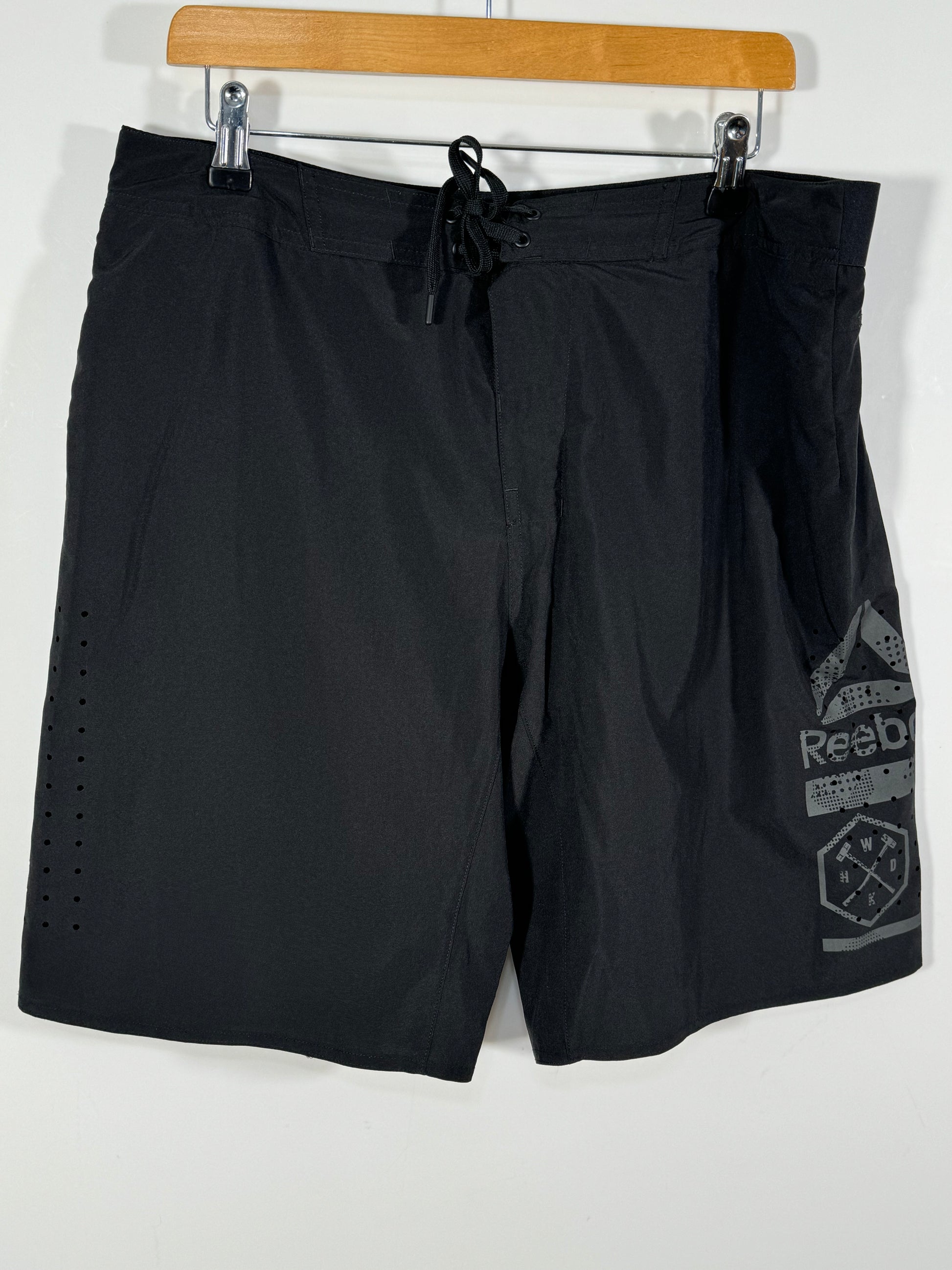 Pantaloni scurti/Short Reebok marimea L de barbat