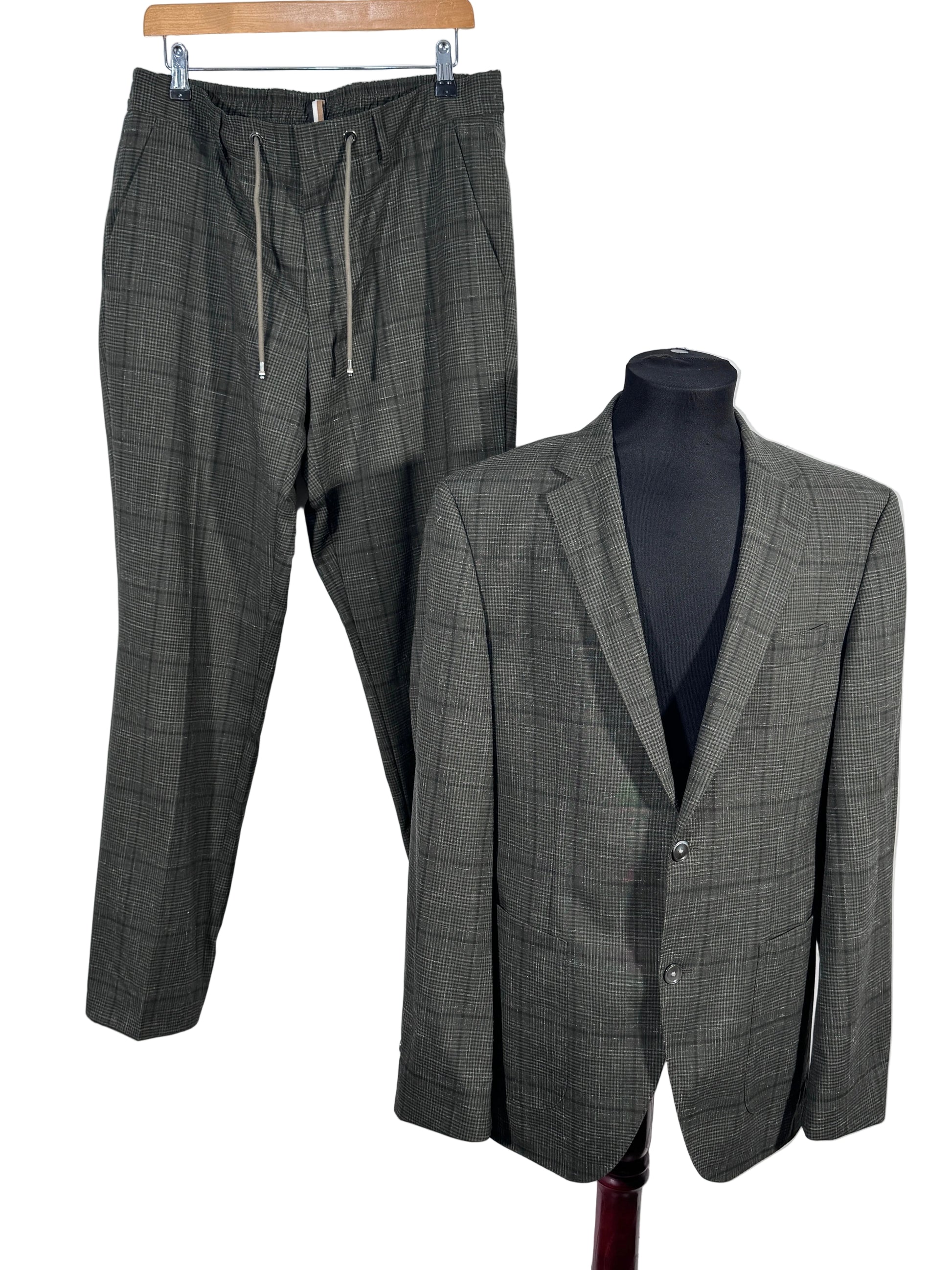 Costum Hugo Boss Marzotto finest italian fabric 94%lana 6% in marimea L barbat
