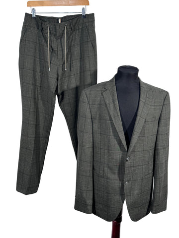 Costum Hugo Boss Marzotto finest italian fabric 94%lana 6% in marimea L barbat