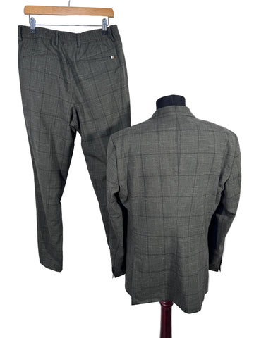 Costum Hugo Boss Marzotto finest italian fabric 94%lana 6% in marimea L barbat