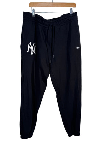 Pantaloni New Era NFL New York Yankees marimea XL fit 2XL barbat