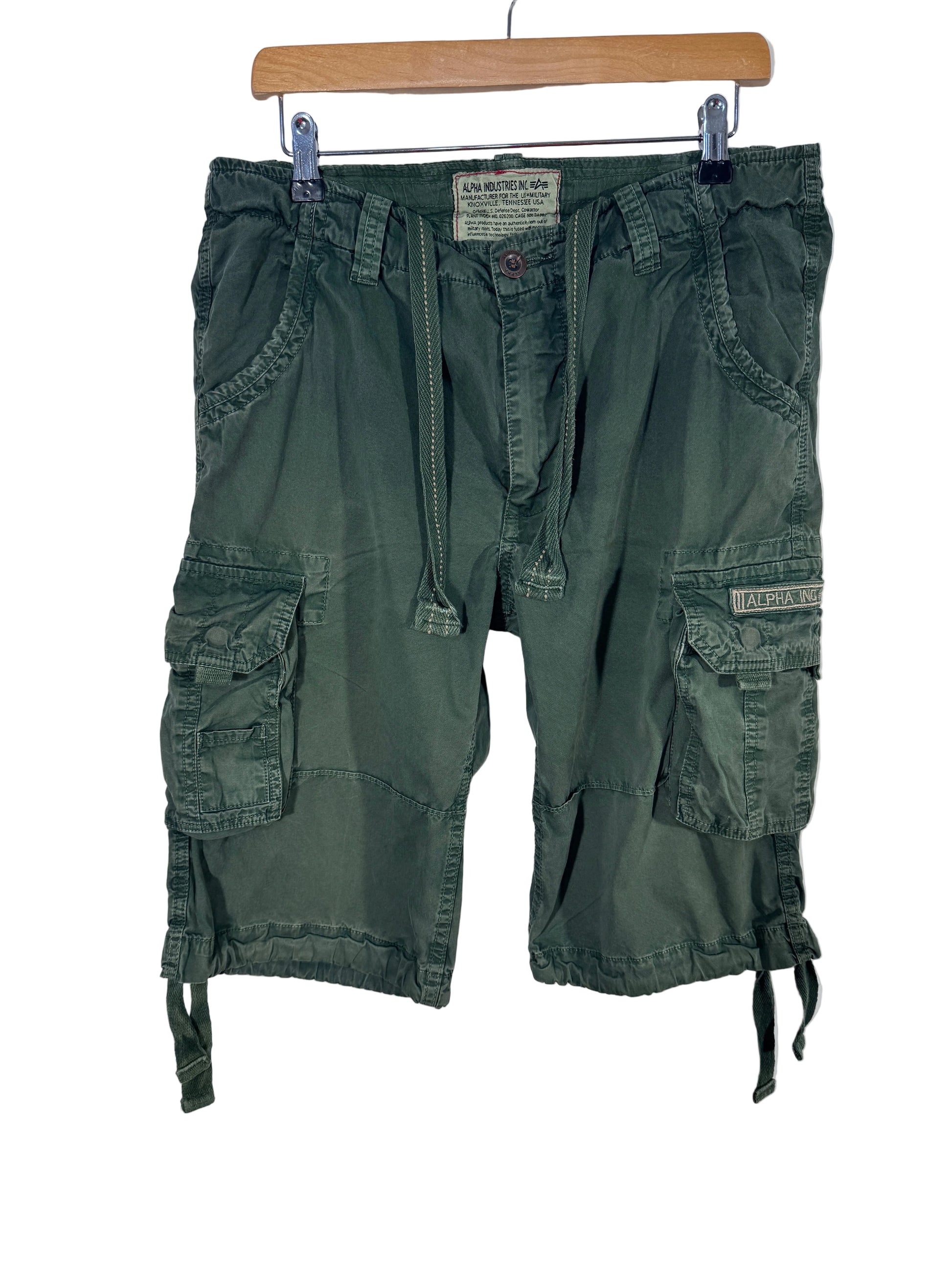 Pantaloni scurti Alpha Industries marimea 34 barbat 2 culori disponibile